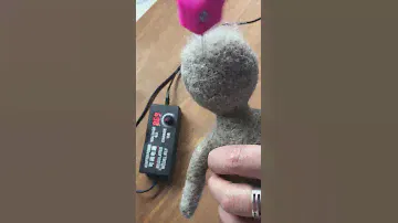 Машинка для валяния шерсти с обратной иглой в работе